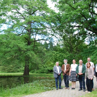 A MABOSZ új elnöksége (balról jobbra): Dr. Orlóci László, Zsigmond Vince elnök, Dr. Folly Réka, Tálas László, Dr. Höhn Mária, Radvánszky Antal főtitkár és Papp László a Tiszakürti Arborétumban