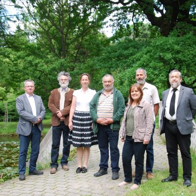A MABOSZ új elnöksége (balról jobbra): Dr. Orlóci László, Zsigmond Vince elnök, Dr. Folly Réka, Tálas László, Dr. Höhn Mária, Radvánszky Antal főtitkár és Papp László a Tiszakürti Arborétumban